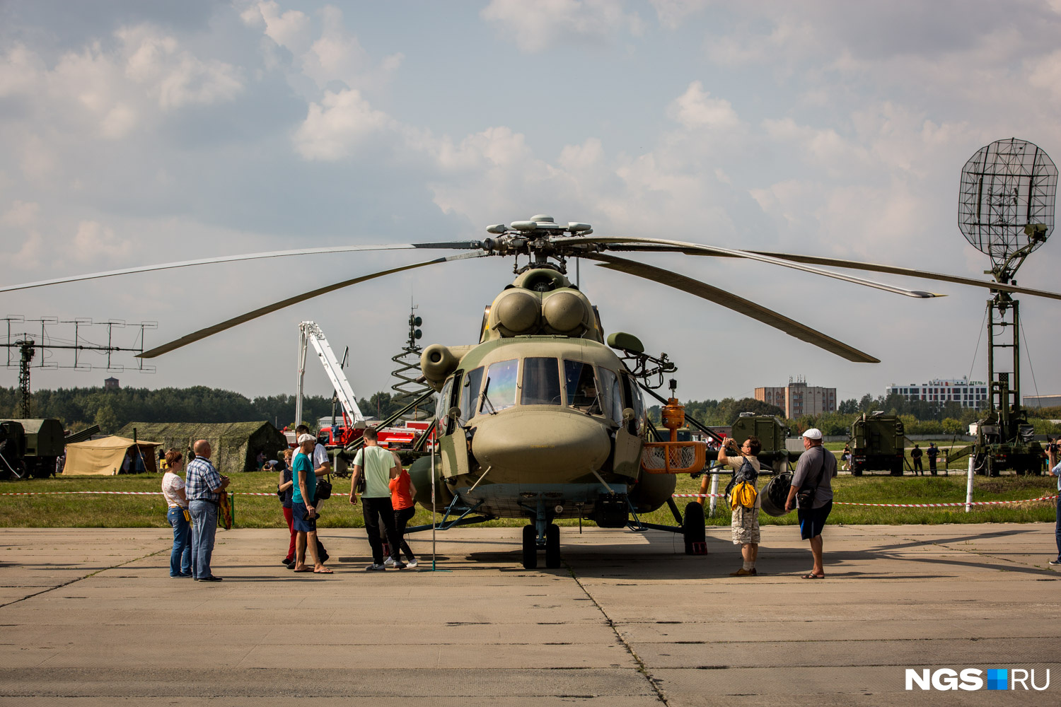 На выставке показывают и авиатехнику, например, вертолёт Ми-26 и самолёт Ан-12 и другие