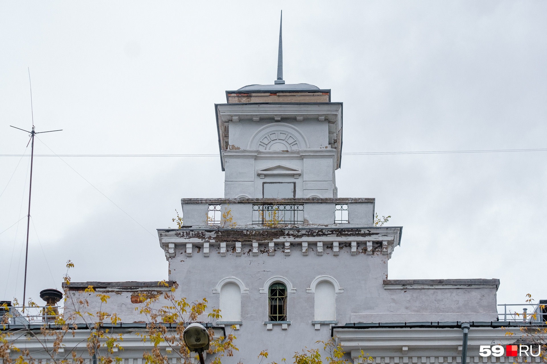Башня немного напоминает Адмиралтейство