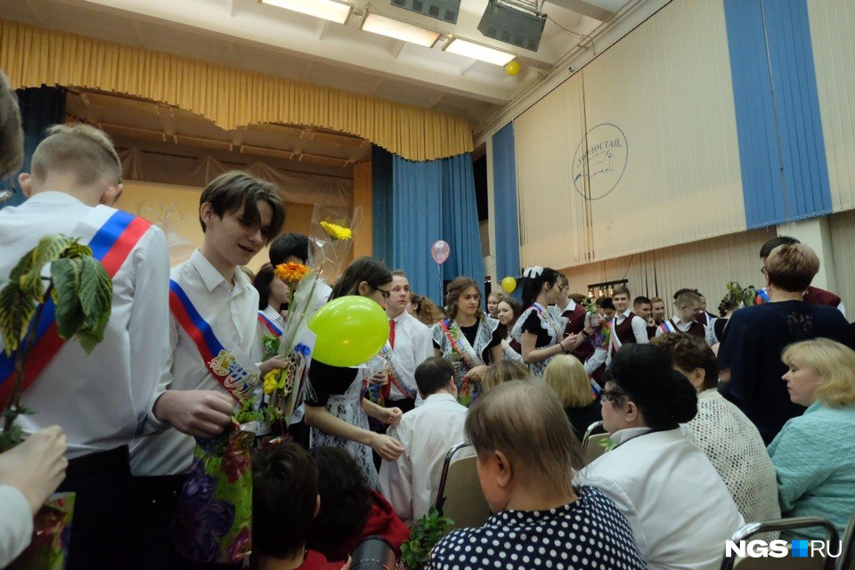 «Горностай» — одна из 9 школ, в которой сегодня звенел последний звонок «Горностай» — одна из 9 школ, в которой сегодня звенел последний звонок