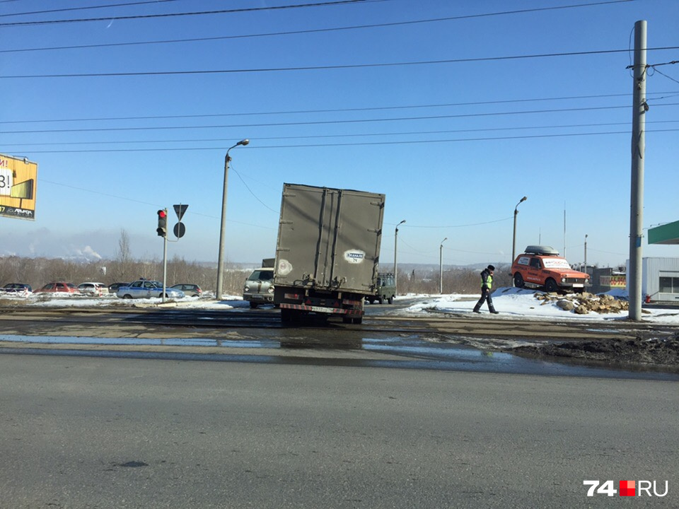 Полиция дежурит уже на Свердловском тракте, на подъезде к кладбищу