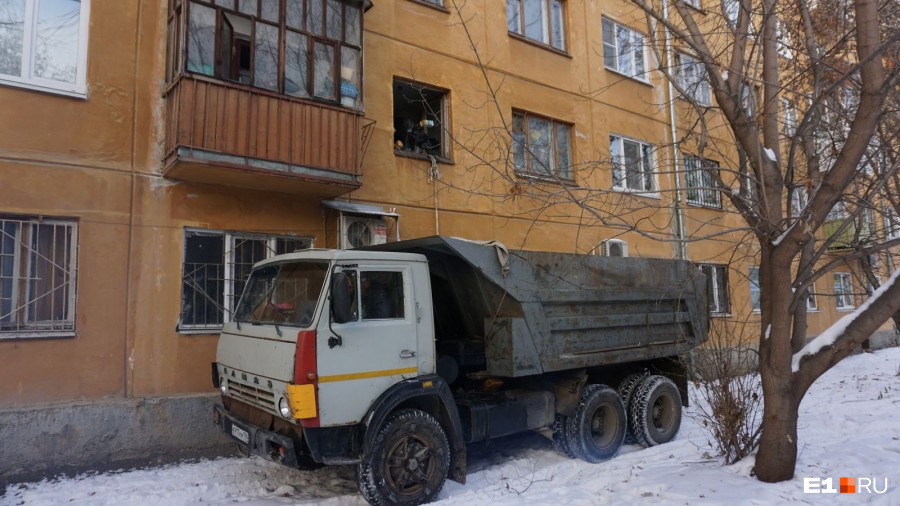Жильцы этого дома на Малышева страдали от тараканов из-за женщины, которая собирала в квартире мусор Жильцы этого дома на Малышева страдали от тараканов из-за женщины, которая собирала в квартире мусор