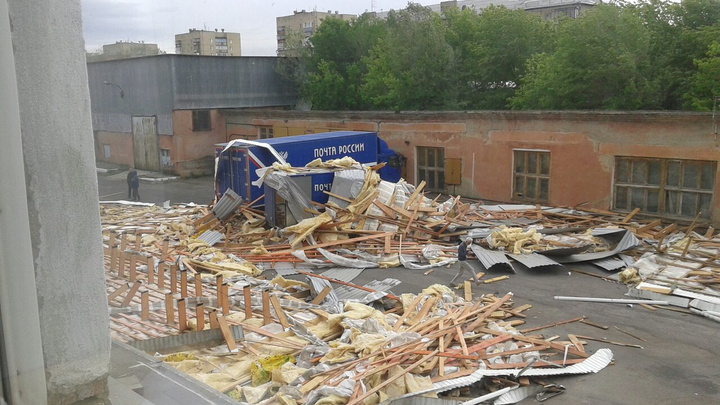 «Посылки в целости и сохранности»: сильный ветер сорвал крышу с офиса «Почты России» в Магнитогорске
