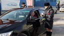 На площади Ленина массово остановили водителей — девушки-автоинспекторы вручили им подарки