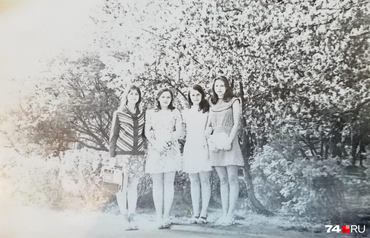 А это 1975 год: накануне выпускных экзаменов Марина Петровна гуляет с подругами в местном парке