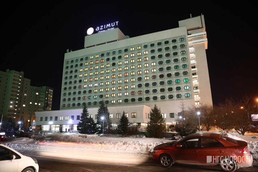 14 февраля на фасаде гостиницы «Азимут» в центре Новосибирска зажглось огромное сердце из окон