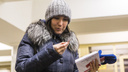 Сибирячка стала 50-миллионной пассажиркой на «Маршала Покрышкина» и получила в подарок брелок