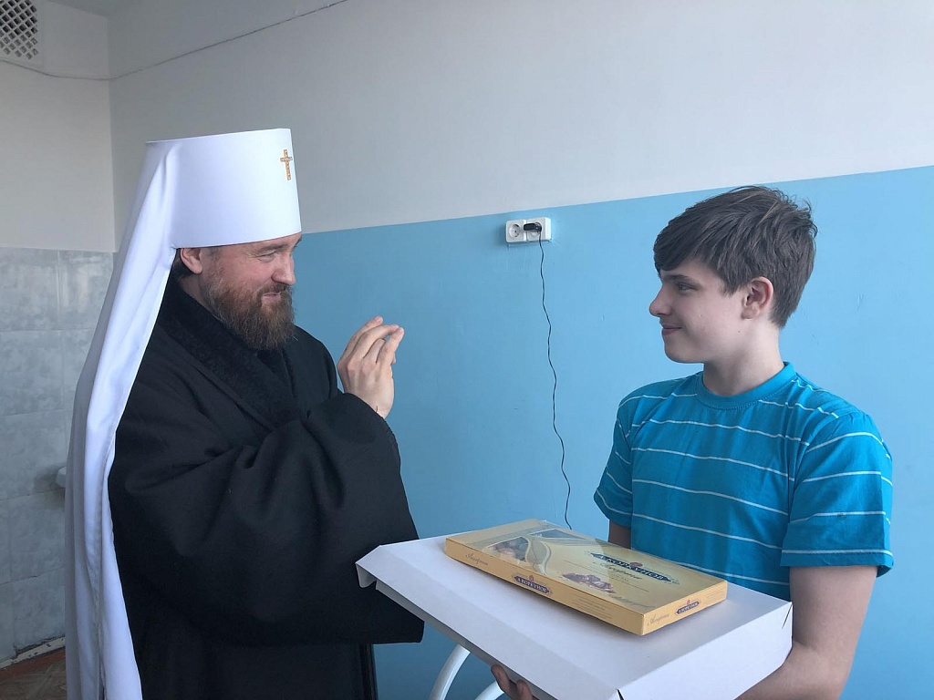 Владыка Григорий благословил 13-летнего Сергея и подарил ему икону