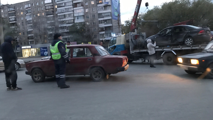 «Приехала реанимация»: на оставшемся без светофора перекрёстке в Челябинске столкнулись три машины