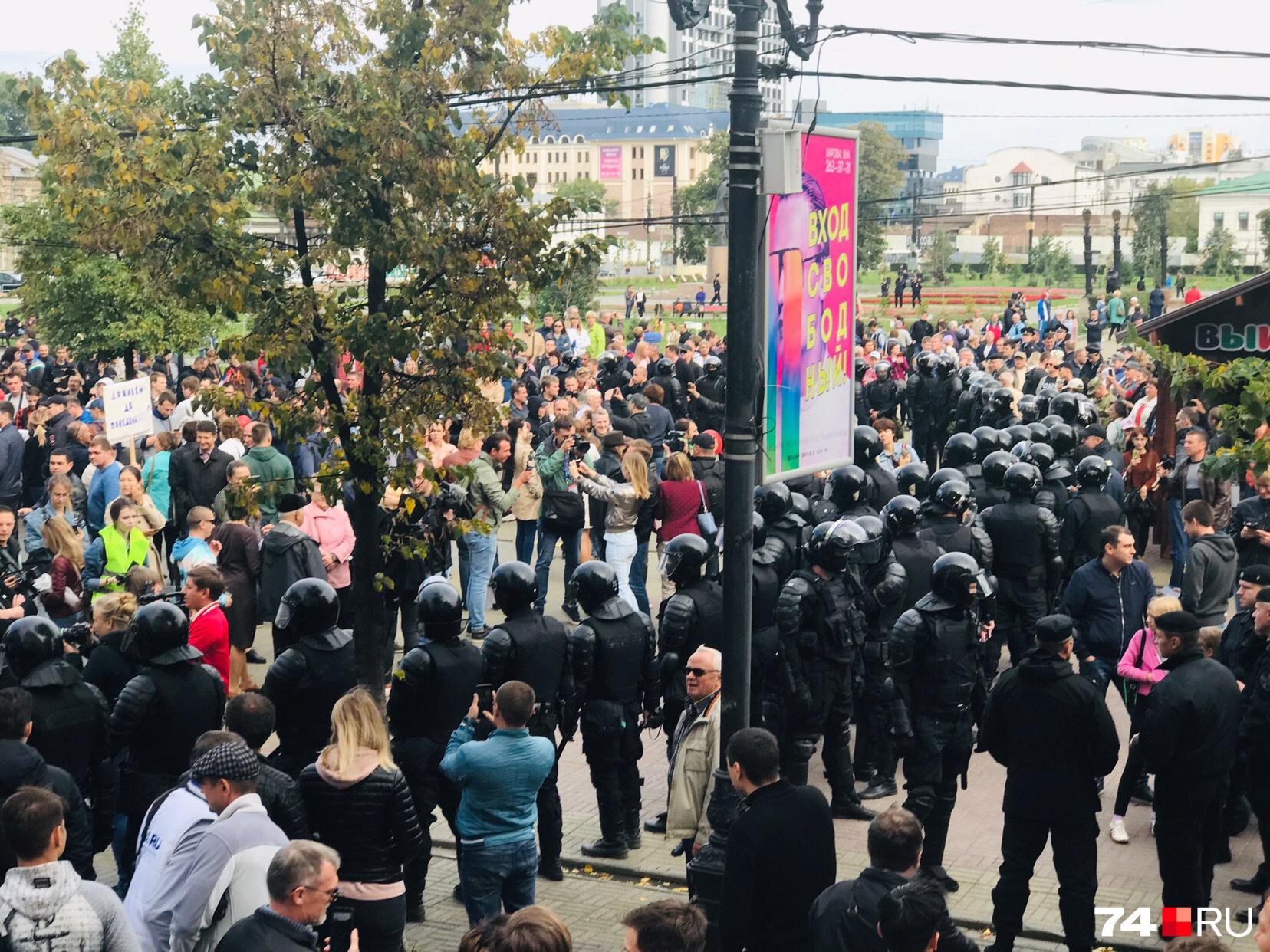 Десятки силовиков не пускают участников акции к проспекту Ленина