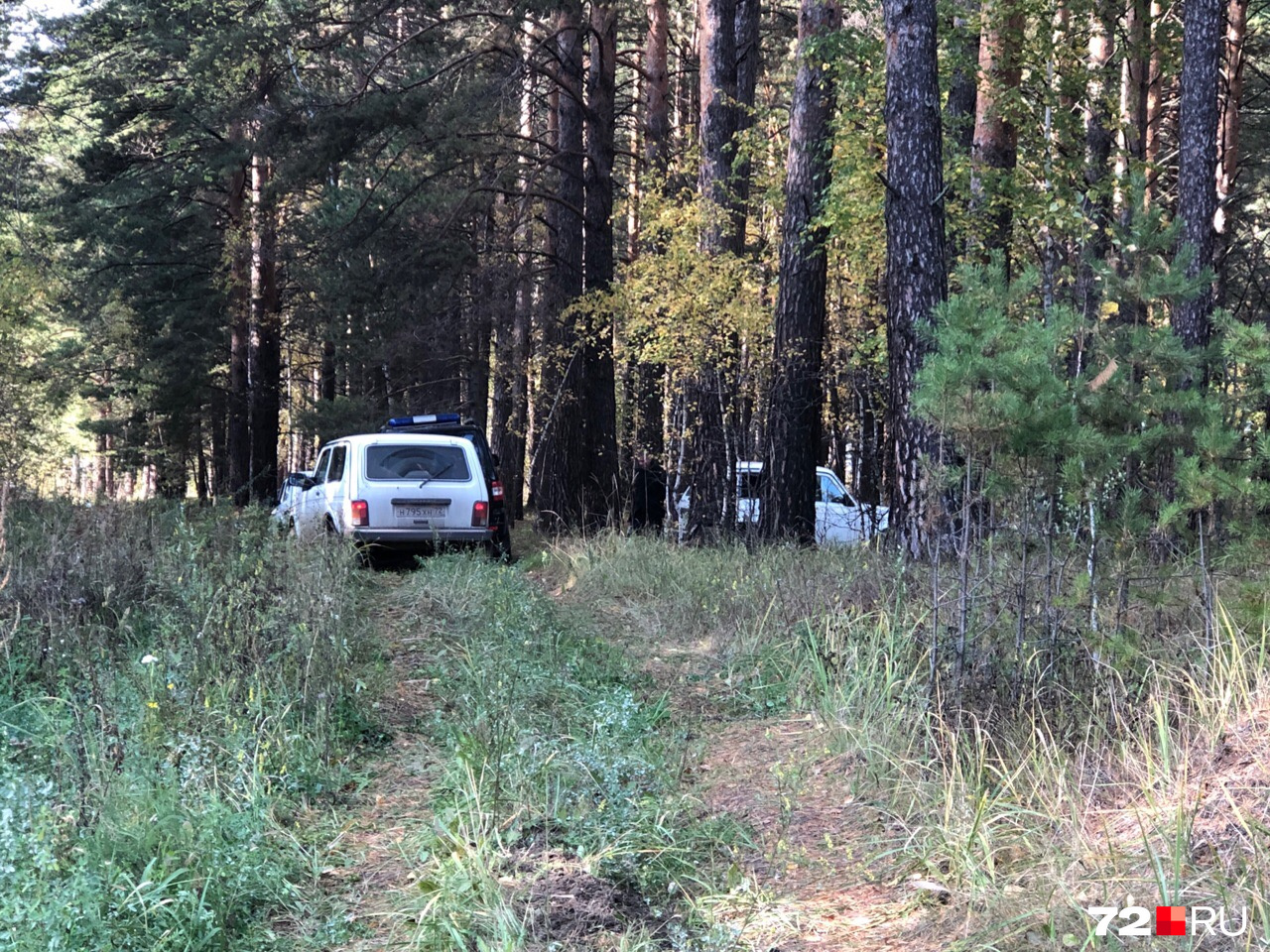 Следом за СКР в лес отправились полицейские