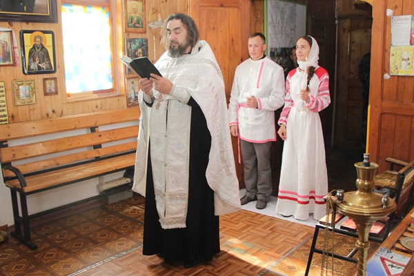 После венчания молодожёнам подарили икону Спасителя и Богородицы После венчания молодожёнам подарили икону Спасителя и Богородицы