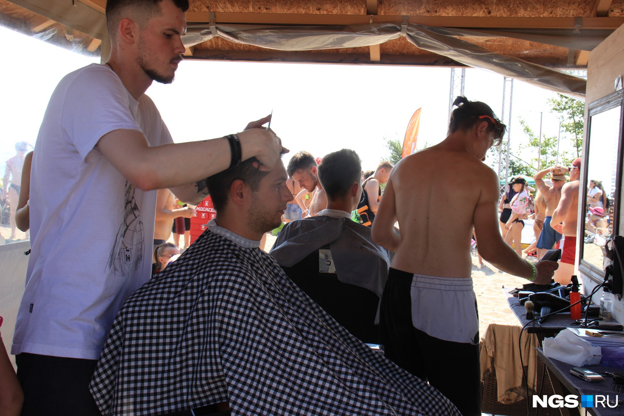 На фестивале можно даже подстричься и сделать макияж
