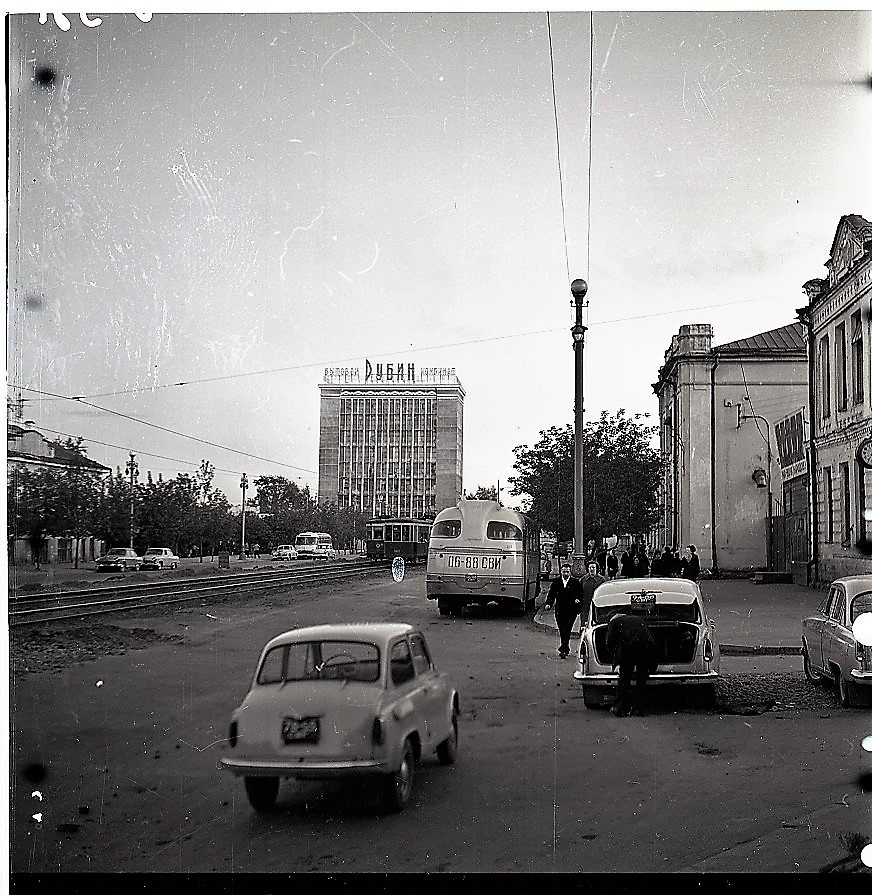 Этот снимок сделан в 1965 году. Справа сейчас находится вход в метро Этот снимок сделан в 1965 году. Справа сейчас находится вход в метро