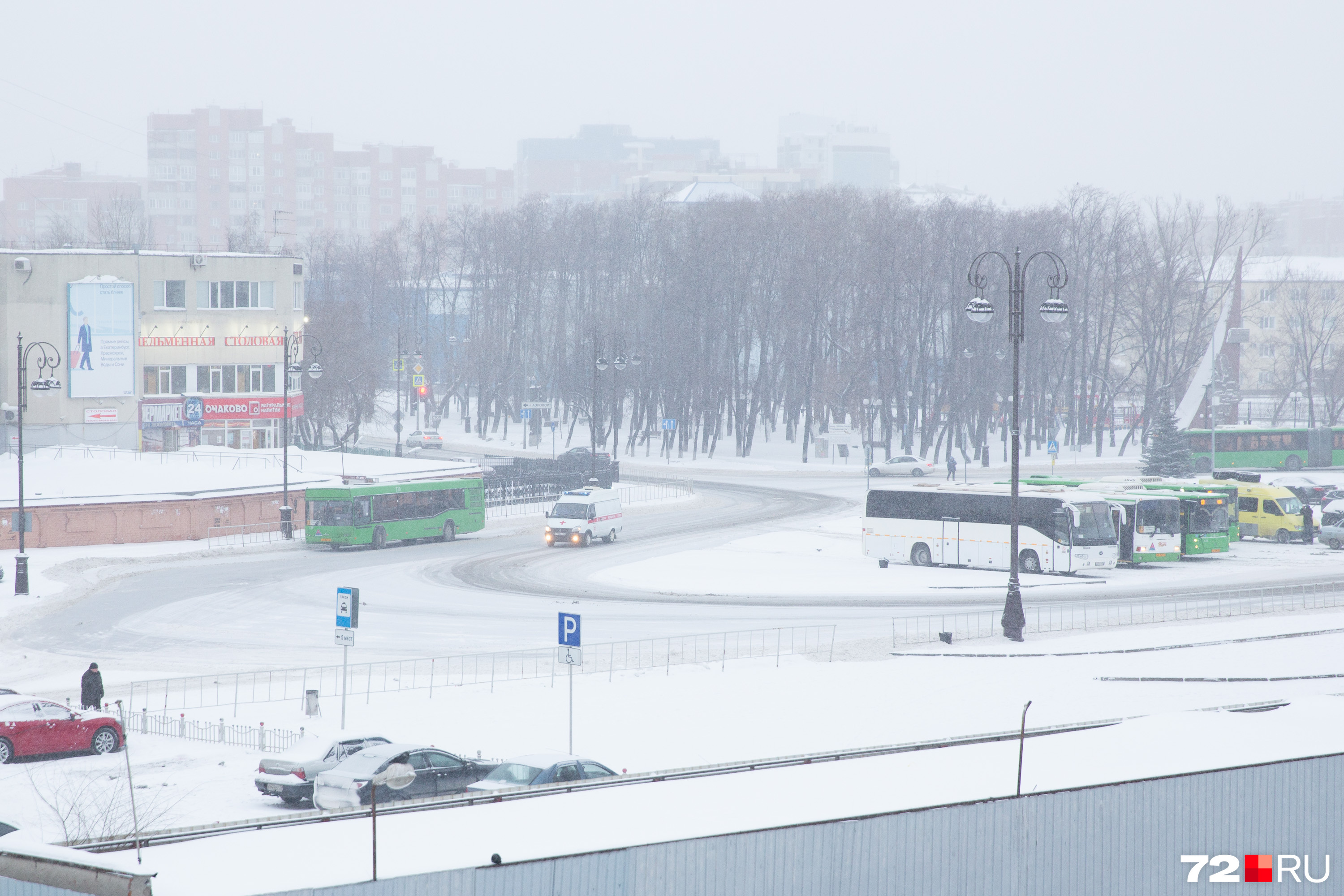 На место бригада скорой помощи приехала спустя три минуты после поступления вызова На место бригада скорой помощи приехала спустя три минуты после поступления вызова