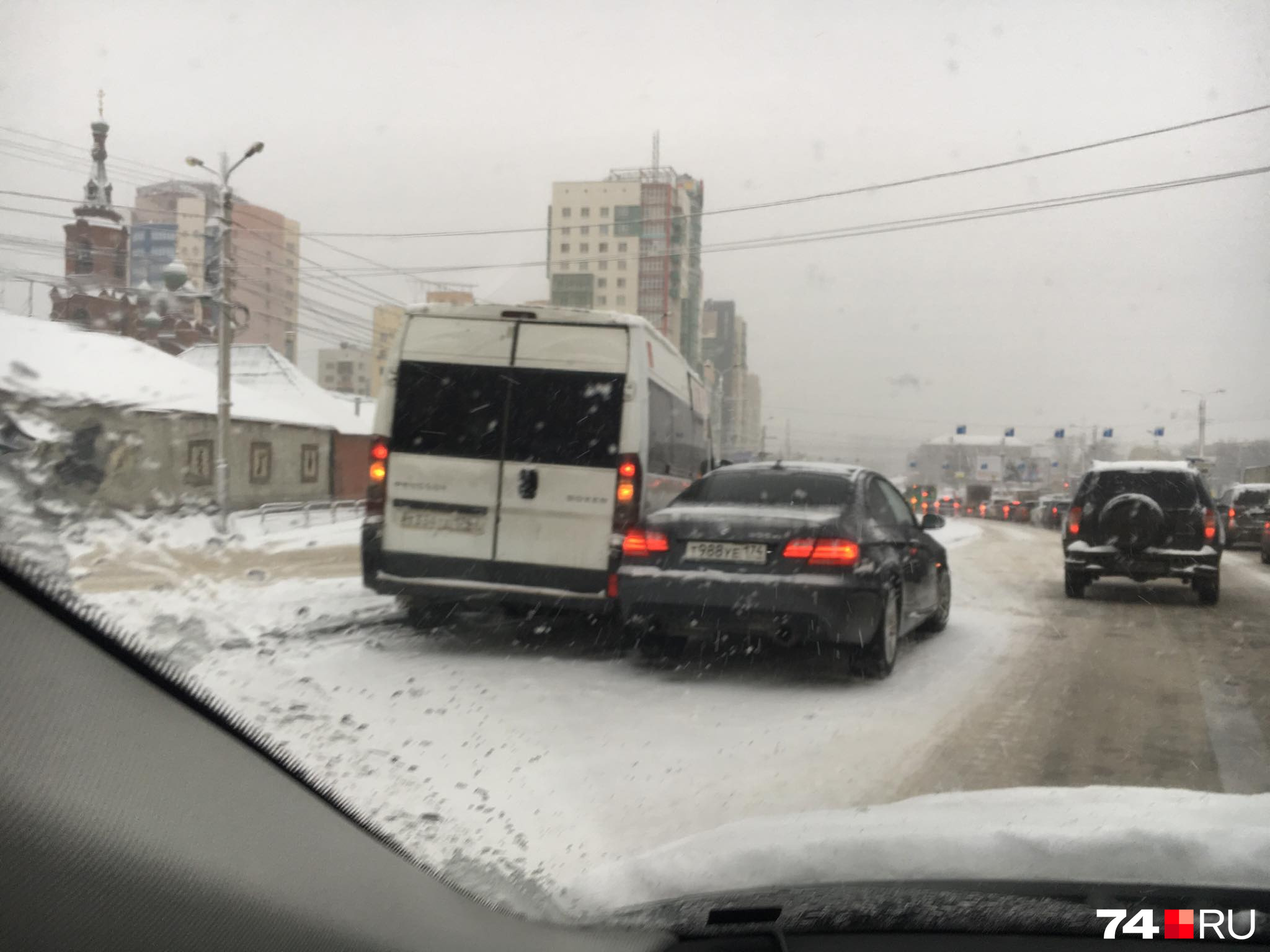 Из-за этих ребят на Братьев Кашириных образовалась внушительная пробка Из-за этих ребят на Братьев Кашириных образовалась внушительная пробка