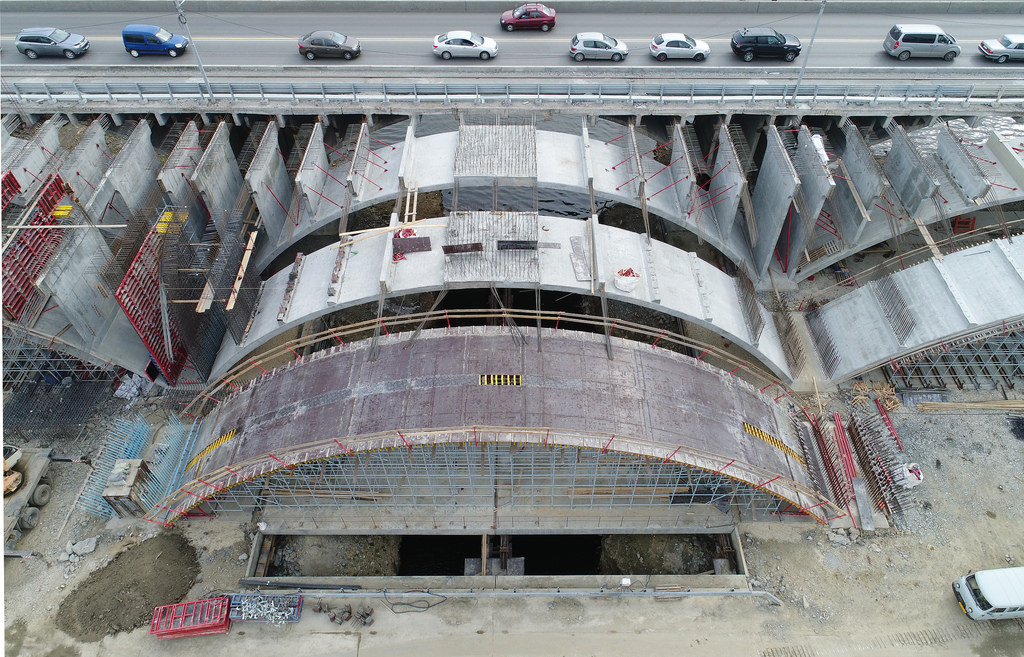Осенью 2018 года дорожники начали строить третий ряд арок для пролётов нового моста