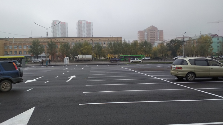 Торговый центр «Красноярье» открыл бесплатную парковку. Рядом делают мини-парк