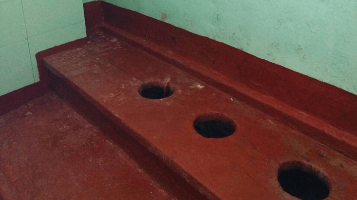 «Облагородили дырки в полу»: мэр Миасса похвастался в Instagram новым школьным туалетом