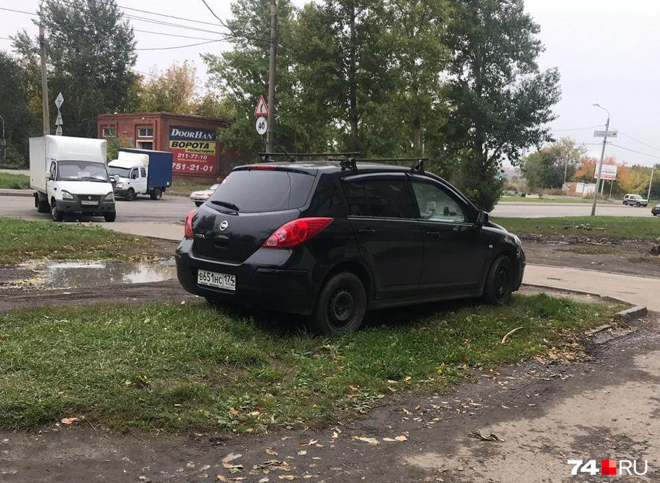 Ещё один феерический чудак: нашёл островок травы там, где места и на асфальте полным-полно Ещё один феерический чудак: нашёл островок травы там, где места и на асфальте полным-полно