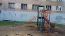 Юные «урбанисты» соорудили песочницу из кирпичей во дворе на ЧТЗ