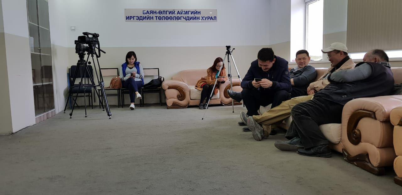 Елена сообщила, что российское посольство пытается помочь застрявшим туристам, но монгольская сторона оттягивает решение вопроса