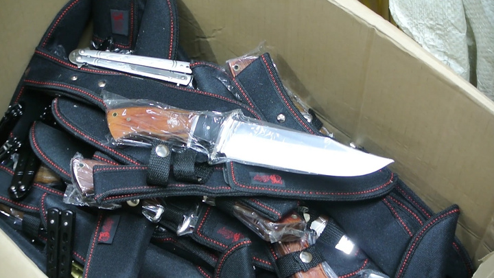 Ножи, дубинки и электрошокеры: силовики накрыли на челябинском рынке склад с оружием