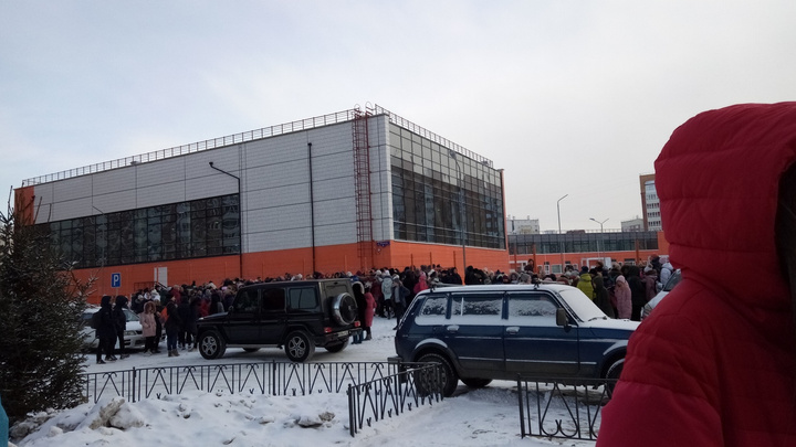 Тысячи мерзнущих школьников и эвакуация ТЦ: как Красноярск пережил вторую волну минирований