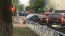 Из-за двух иномарок на оживлённом перекрёстке Ярославля образовалась пробка