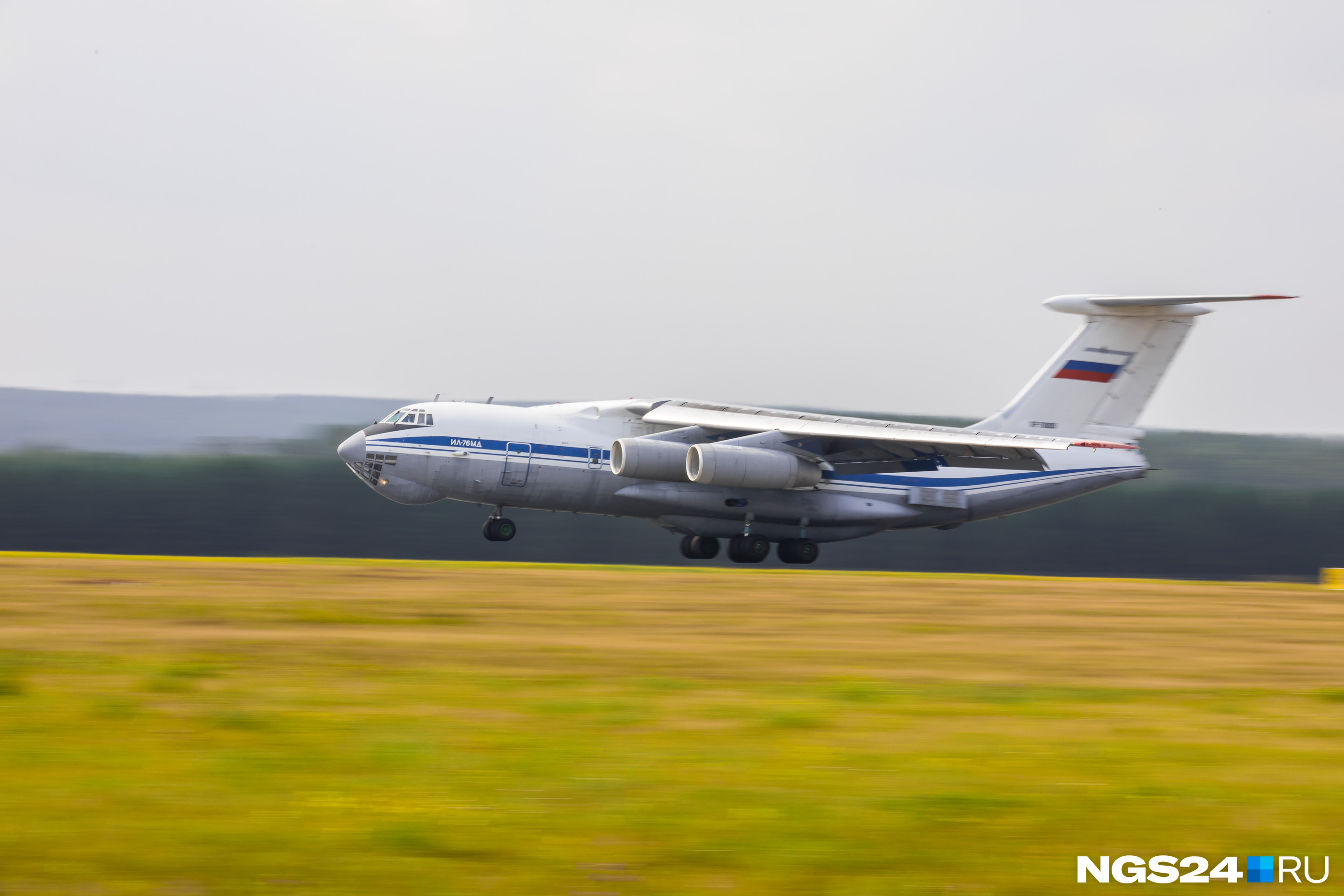 А это самолёт Министерства обороны РФ — военный Ил-76. Именно они помогают тушить пожары в красноярских лесах. Они каждый раз возвращаются в аэропорт на дозаправку