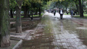 Заливает весь тротуар: жители пожаловались на воду, текущую по Пушкинской