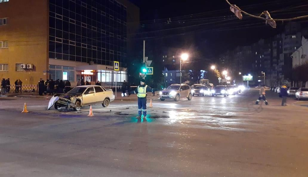 Авария парализовала перекрёсток: движение организовали с помощью регулировщика Авария парализовала перекрёсток: движение организовали с помощью регулировщика