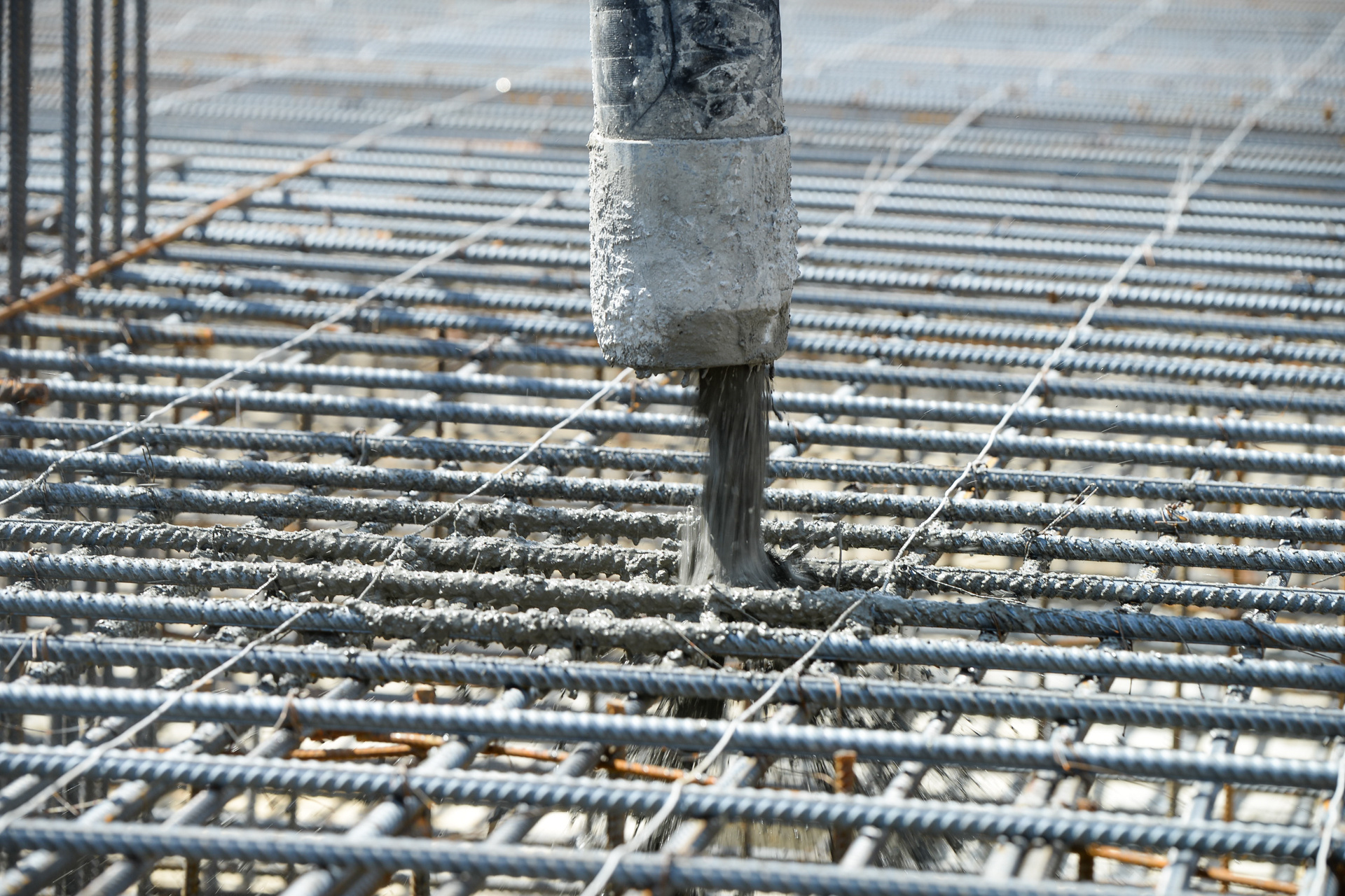Бетонная сталь. Адгезия бетона. Адгезия арматуры с бетоном. Заливка бетона. Бетон льется.