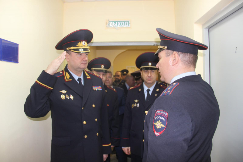 Возглавил новое подразделение подполковник Виталий Рытый, он поприветствовал начальника ГУ МВД области генерала Андрея Сергеева (слева)