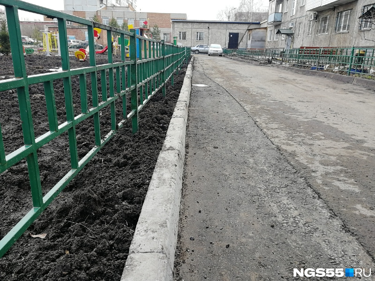 Для того, чтобы старые бордюры стояли крепко, их неаккуратно заасфальтировали Для того, чтобы старые бордюры стояли крепко, их неаккуратно заасфальтировали