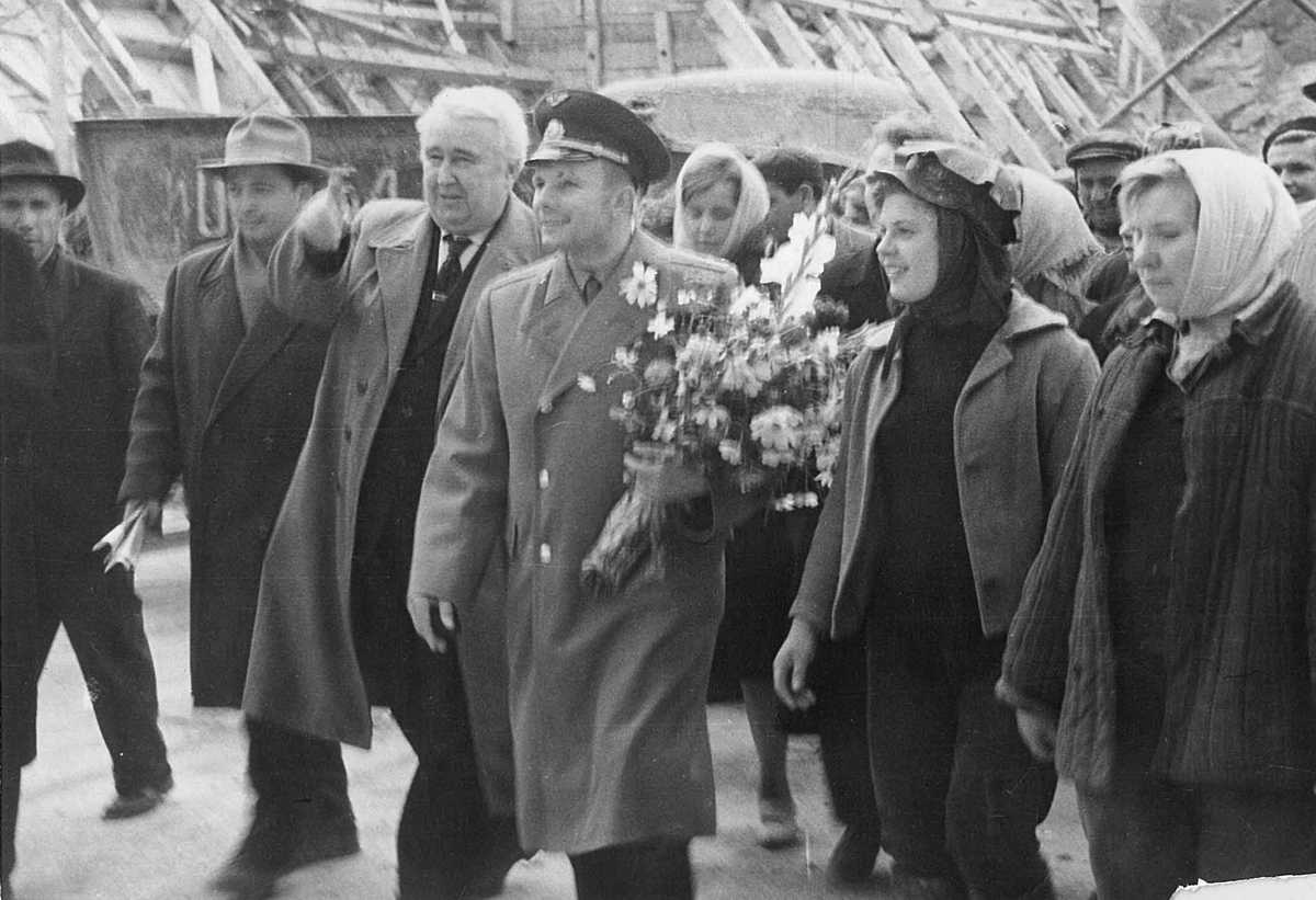 Гагарин во время приезда в Дивногорск
