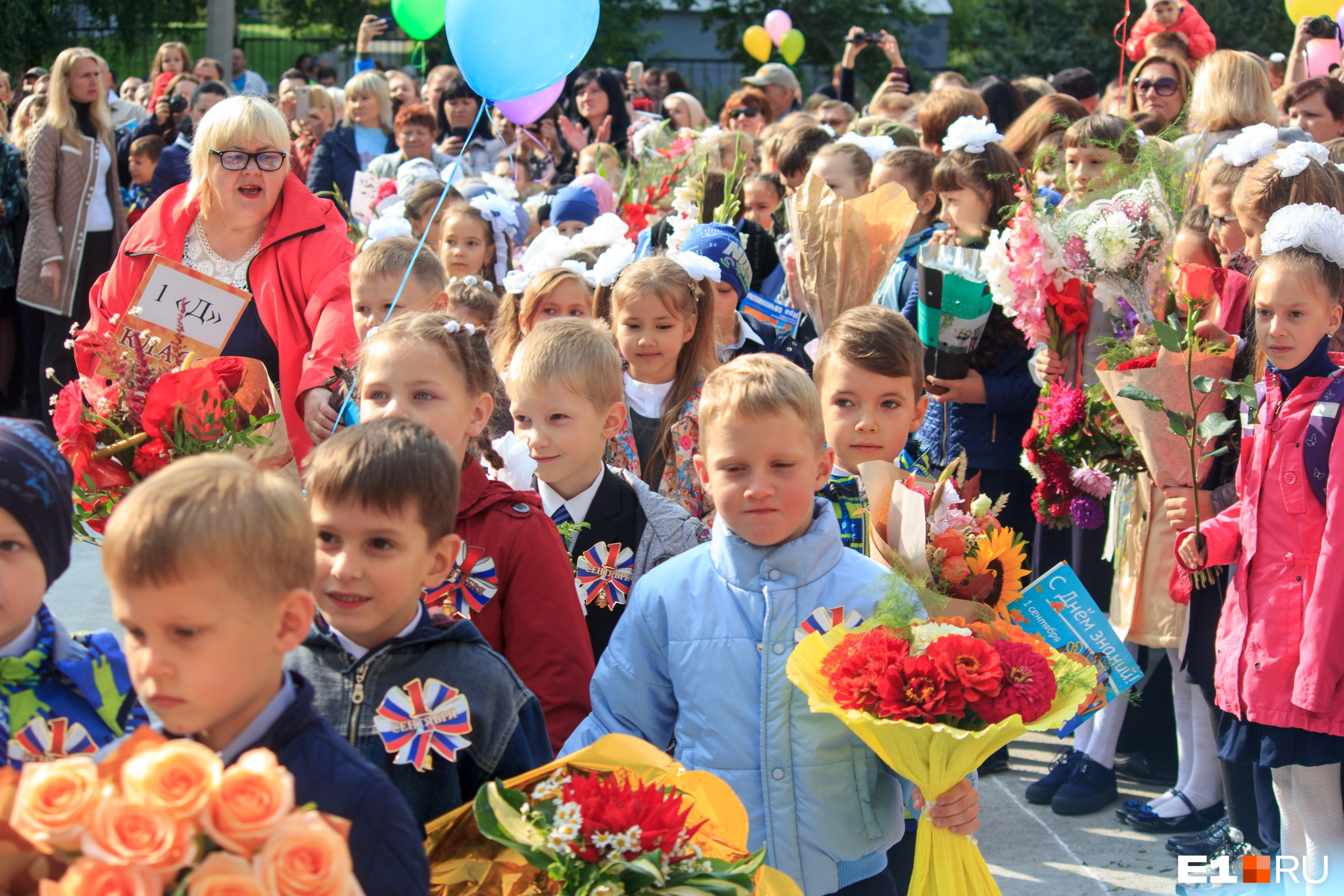 Первое сентября улица. Астры на первое сентября. 1 Сентября фото. Первое сентября в Украине. Конкурсы на первое сентября для детей.