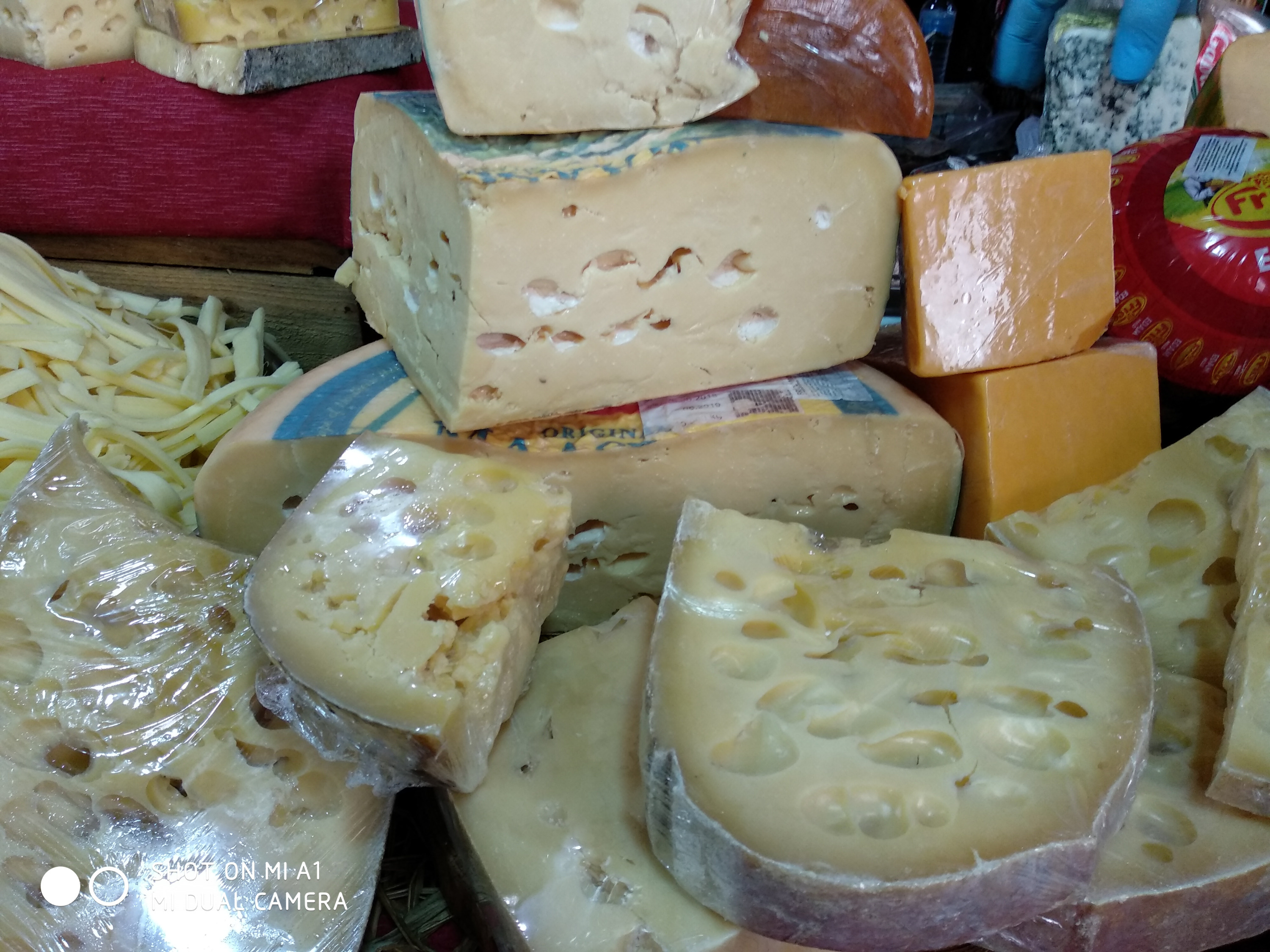 Стоимость сыров, как и в Тюмени, тут разная — от бюджетных вариантов до неприлично дорогих