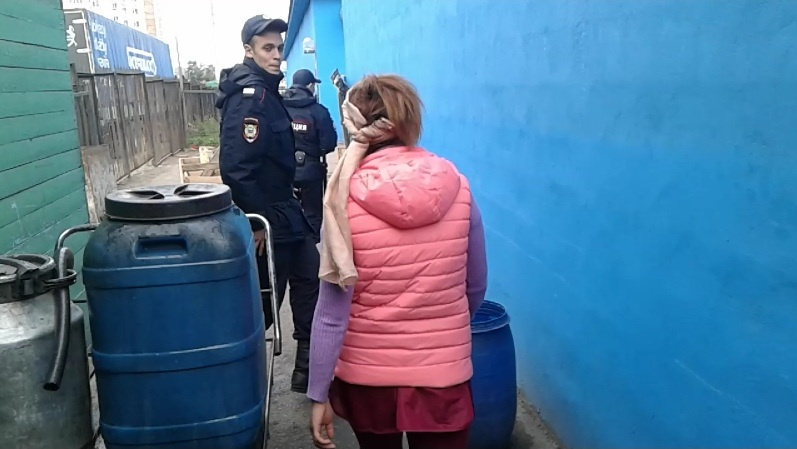 На задворках рынка — узкие улочки, много хлама. Именно по этой дороге можно попасть в местный общепит На задворках рынка — узкие улочки, много хлама. Именно по этой дороге можно попасть в местный общепит