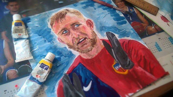 Фанатка рисует портреты любимых красноярских футболистов