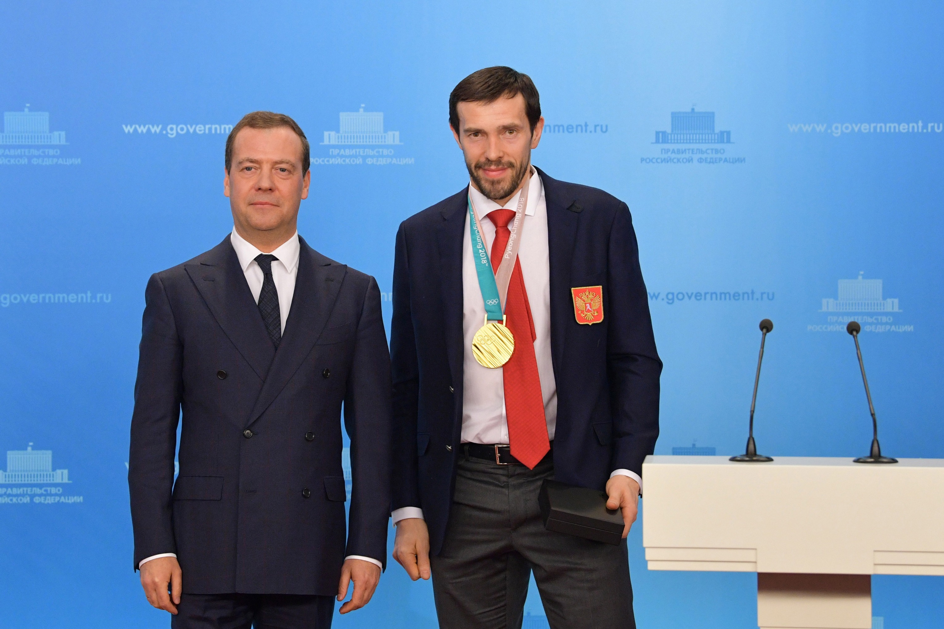 Ключи вручал Дмитрий Медведев, но почему-то не на улице, а в помещении