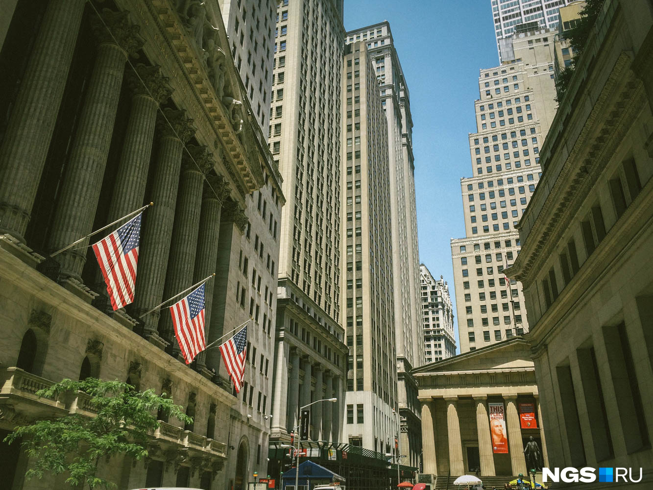 Wall Street и Нью-Йоркская фондовая биржа (слева). Крупнейшая в мире биржа по обороту, где и определяется индекс Доу-Джонса и многие другие