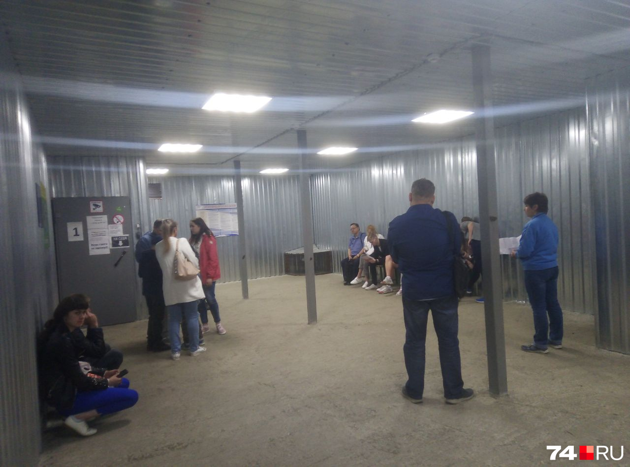 На штрафстоянке для автомобилистов выделили только две скромные лавочки, поэтому люди ждут стоя или сидя на корточках На штрафстоянке для автомобилистов выделили только две скромные лавочки, поэтому люди ждут стоя или сидя на корточках