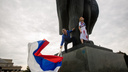 Спасатели сняли окровавленную девушку с памятника Ленину