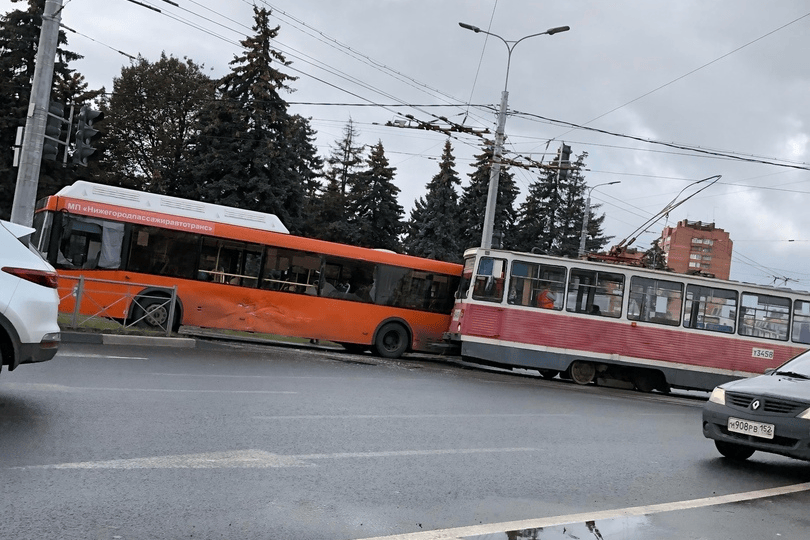 Удар был такой силы, что у автобуса даже выбило окна Удар был такой силы, что у автобуса даже выбило окна