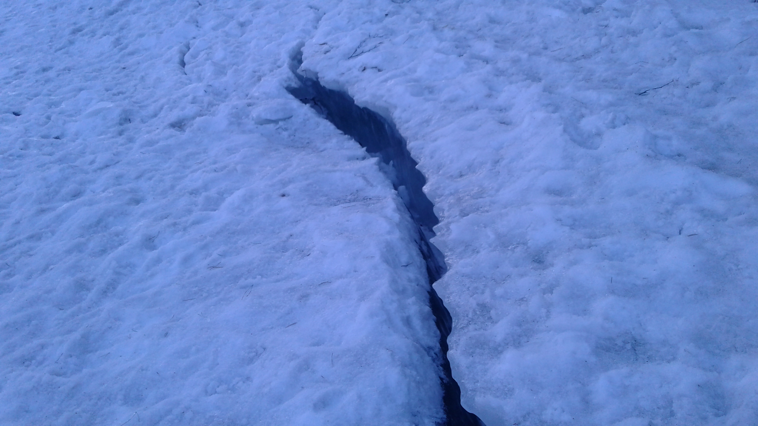 По льду пошли трещины