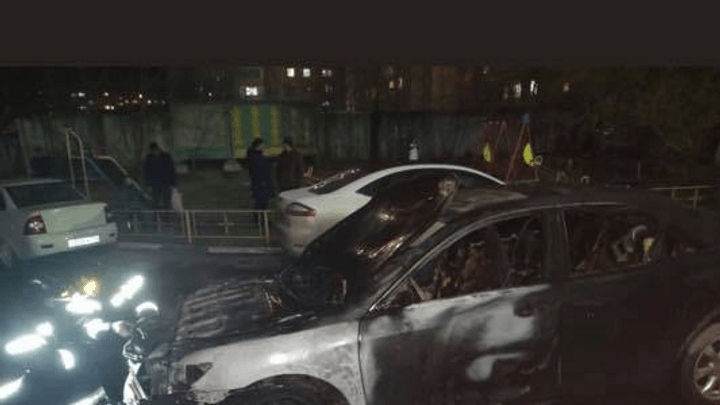 Поджог иномарки во дворе многоэтажки в Челябинске попал на видео