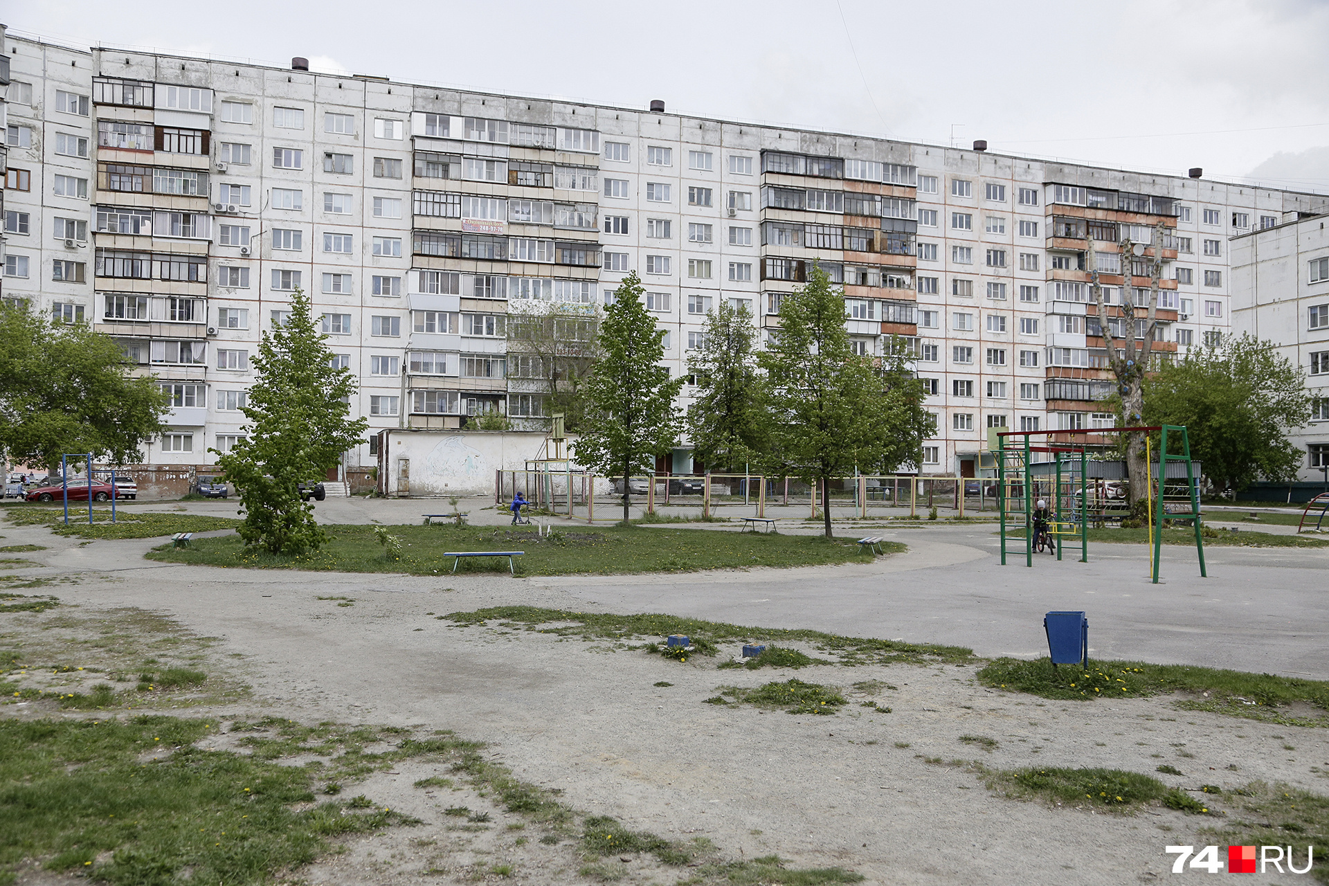 Этот двор на Молдавской, 11 не самый разбитый, но очень большой — на 4 дома. В этом году на него потратят больше 8 миллионов рублей