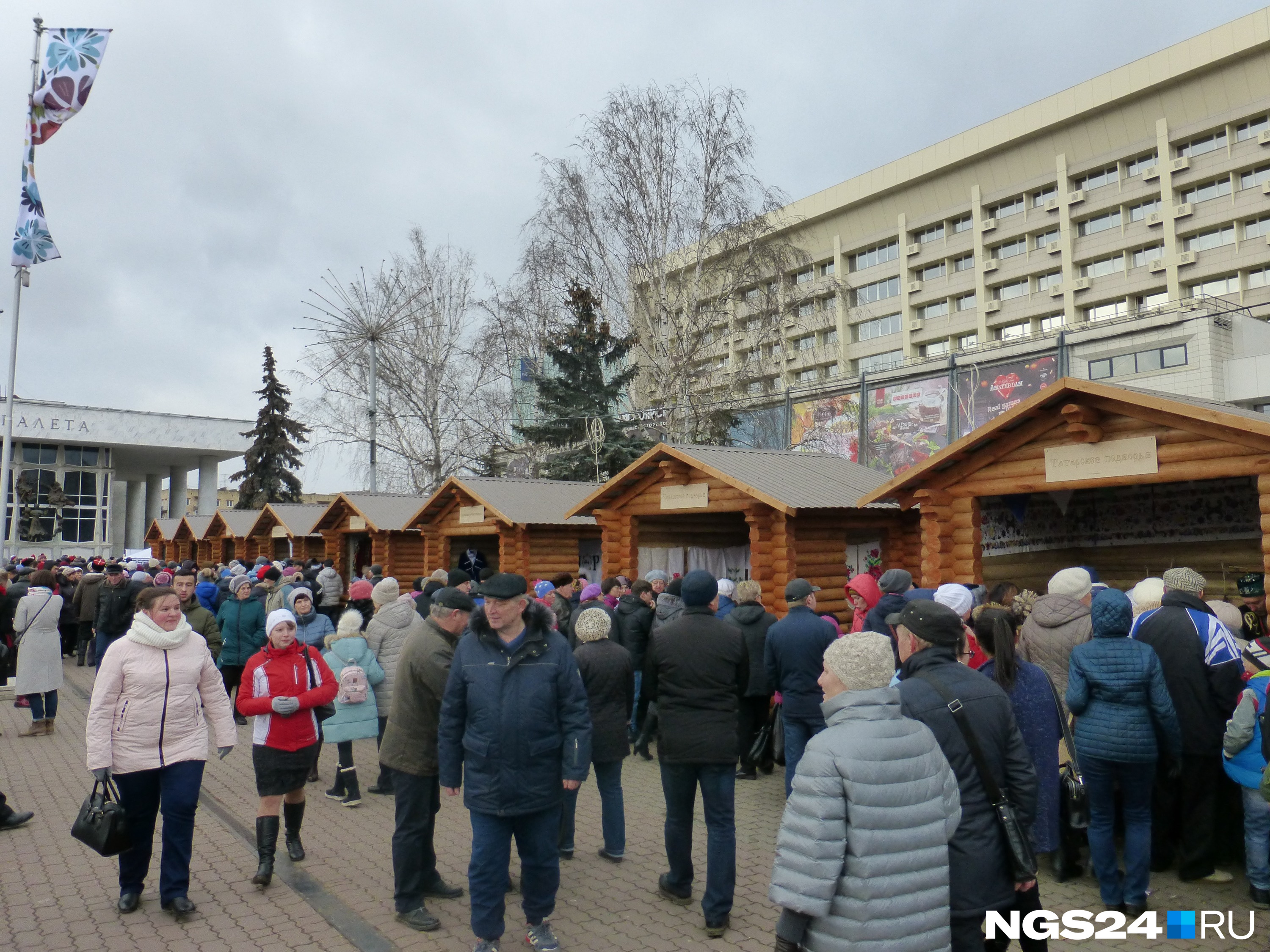 По обе стороны от фонтана на Театральной расположились вот такие домики. Внутри представители разных народностей готовы угостить и рассказать о своем быте