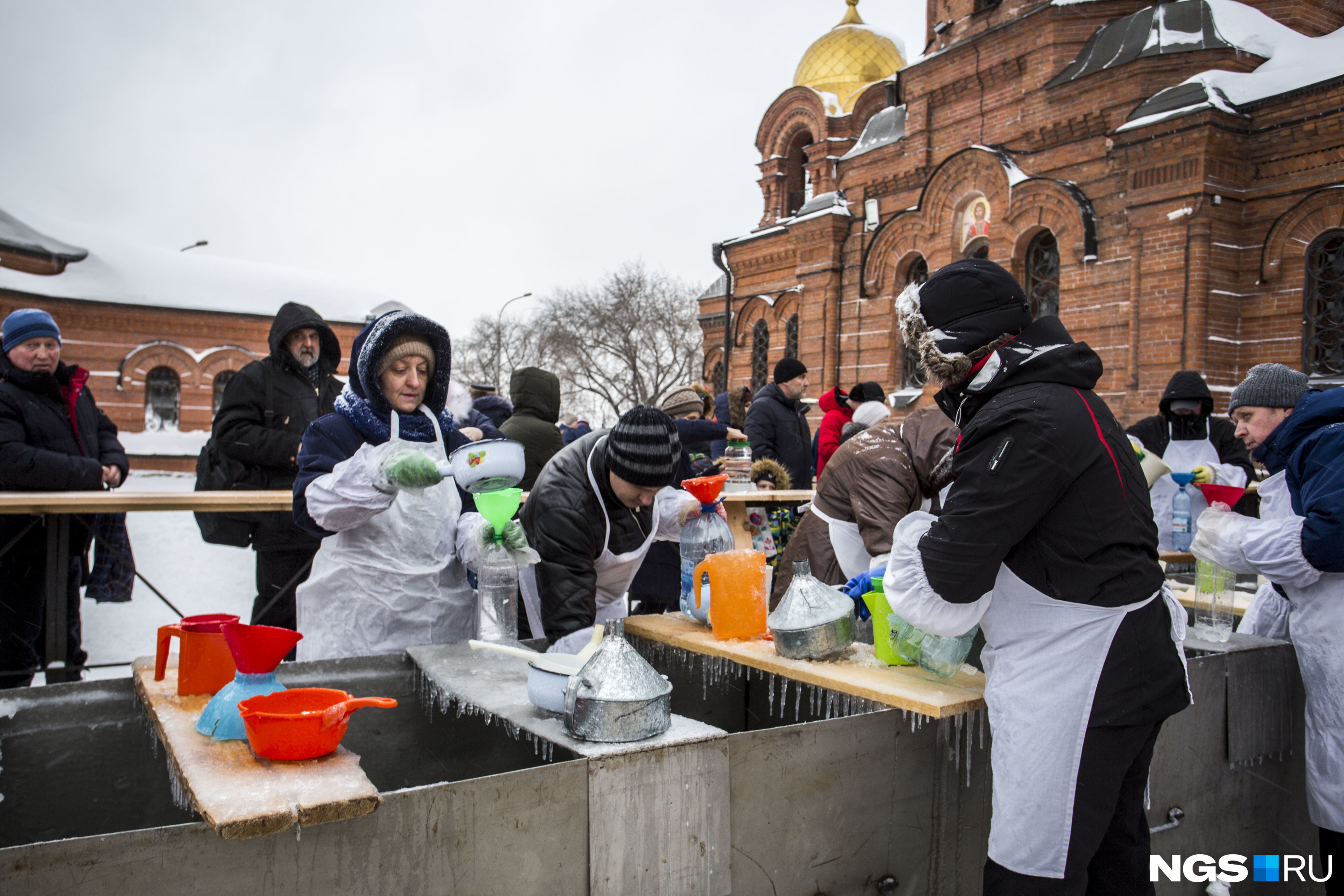 Доски, на которые ставится вода, покрылись льдом