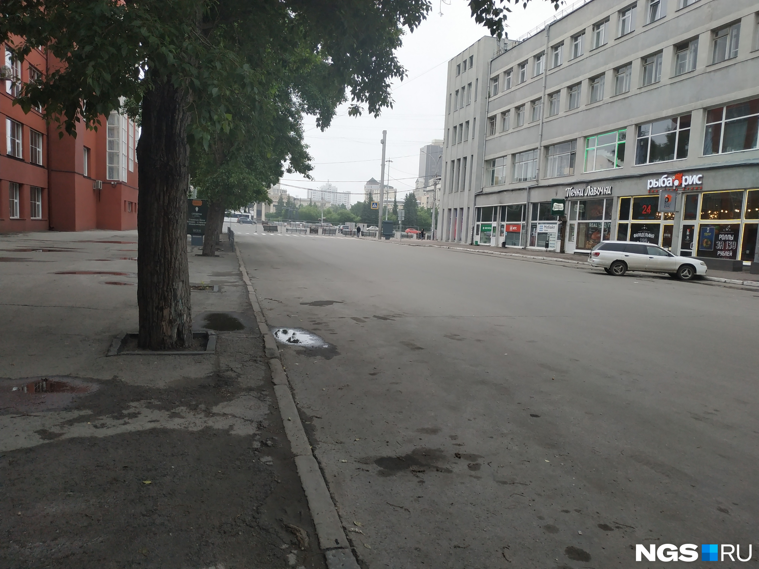 Сейчас на перекрытой части улицы Ленина ещё стоят припаркованные машины